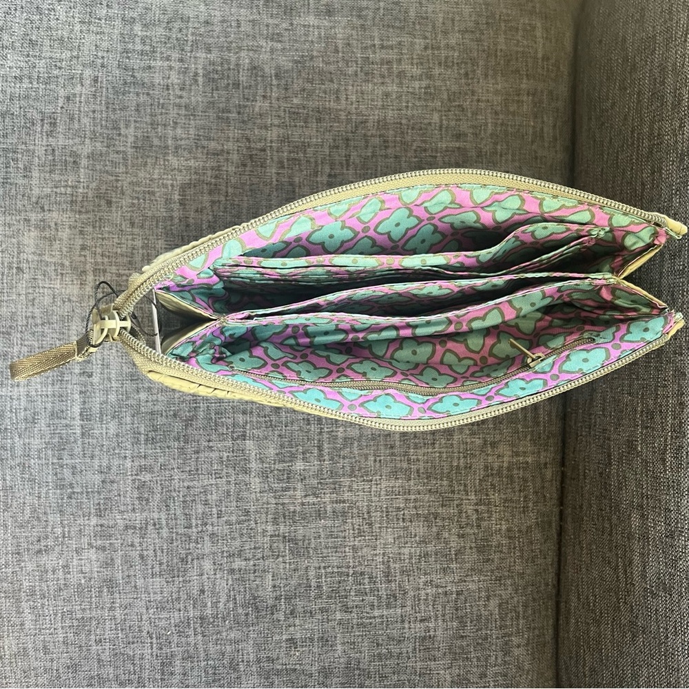 NWT Vera Bradley Essential Trio Clutch. Deep Lichen Green. Ultralight fabric - Picture 8 of 10